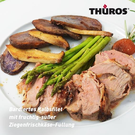 Bardiertes Kalbsfilet mit fruchtig-süßer Ziegenfrischkäse-Füllung an einer gegrillten Variation von Gemüse