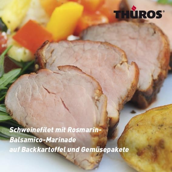 Schweinefilet mit Rosmarin-Balsamico-Marinade auf Zedernholzplanke, Backkartoffel und Gemüsepakete vom Grill