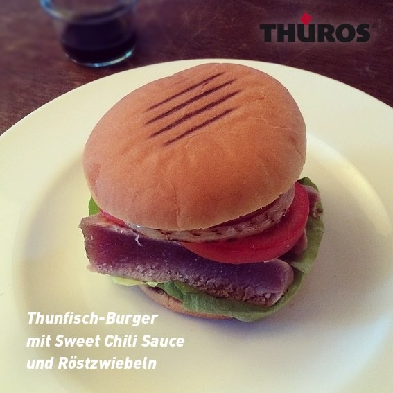 Thunfisch-Burger mit Sweet Chili Sauce und Röstzwiebeln