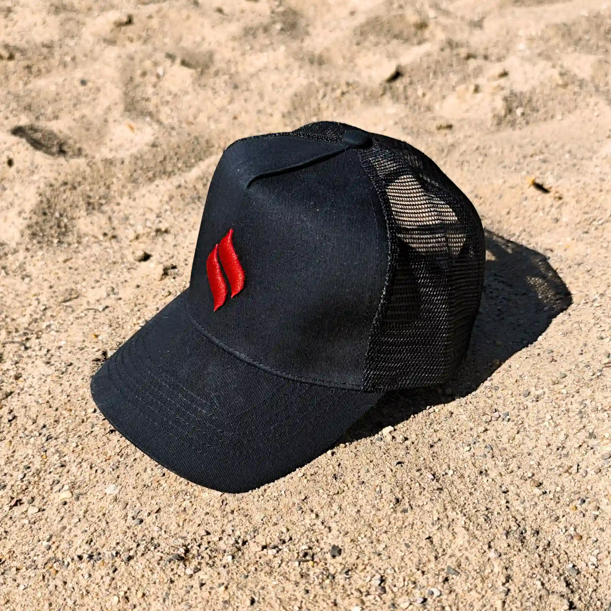 Schwarze THÜROS Trucker Cap mit rotem Flammenlogo