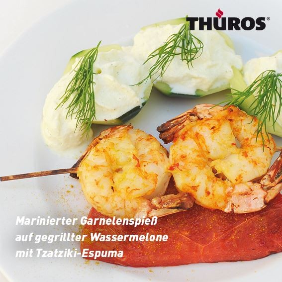 Marinierter Garnelenspieß auf gegrillter Wassermelone mit Tzatziki-Espuma