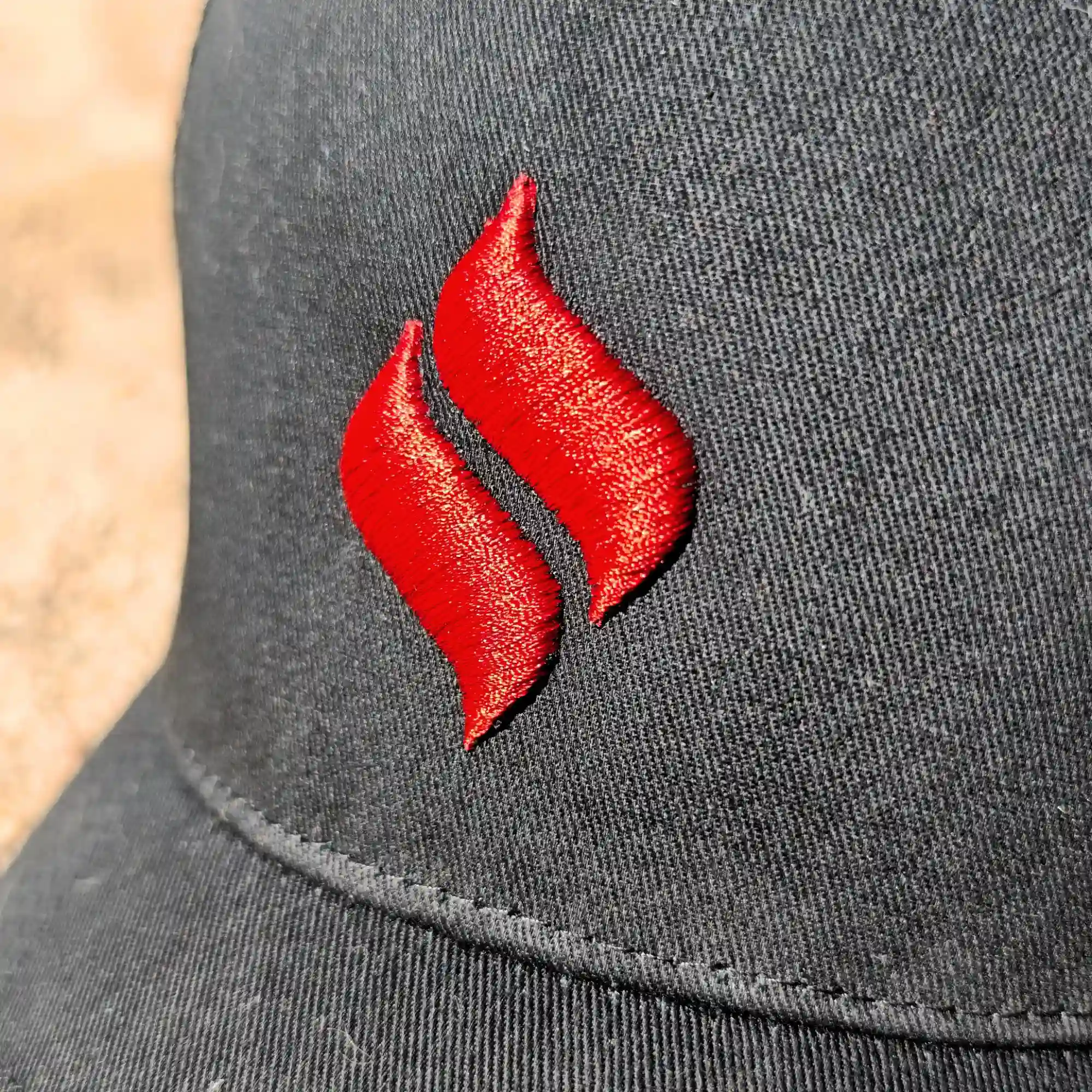 Schwarze THÜROS Trucker Cap mit rotem Flammenlogo