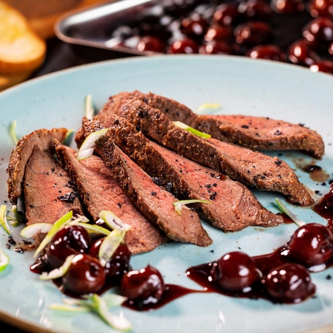 Rindersteak mit Essig-Pfefferkirschen vom Tischgrill