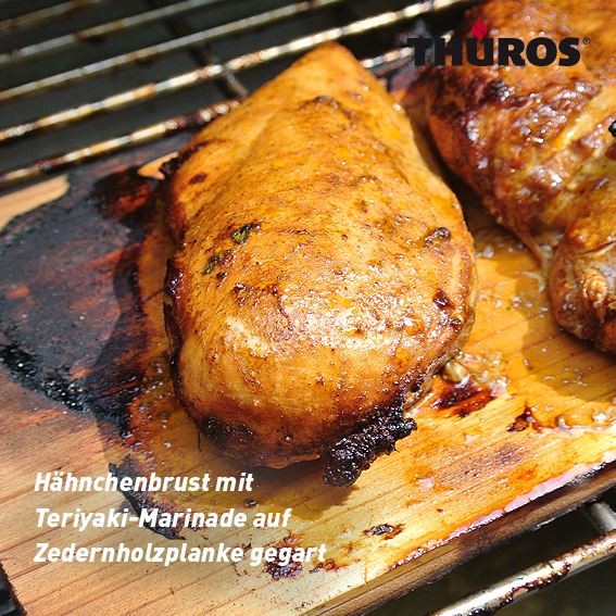 Butterzarte Hähnchenbrustfilets mit Teriyaki-Marinade auf Zedernholzplanke gegart