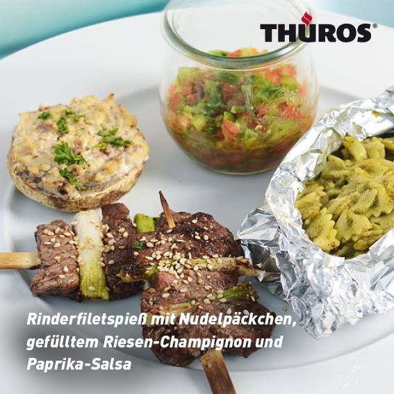 Rinderfiletspieß mit Nudelpäckchen, gefülltem Riesen-Champignon und Paprika-Salsa